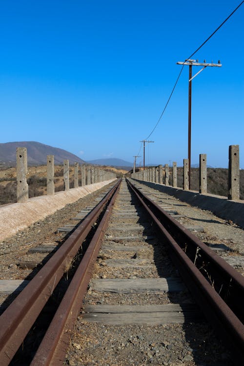 Demir yolu rayları, demiryolu hatları, dikey atış içeren Ücretsiz stok fotoğraf