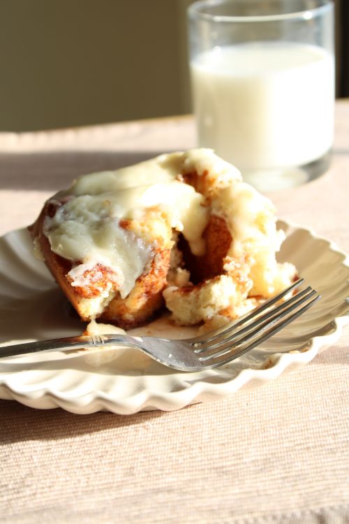 Free Close-up of a cinnamon roll topped with creamy icing, perfect for dessert lovers. Stock Photo