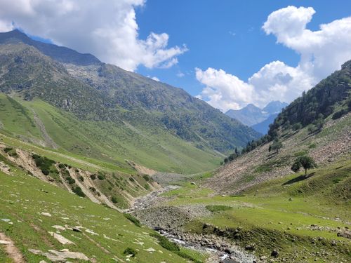 Free Explore the serene mountain landscape with lush greenery and vivid skies. Stock Photo