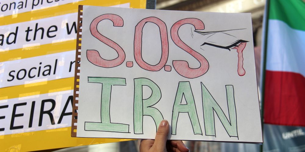 Iran và Nga Cảnh Báo: quot;Đế Chế Mỹ Đang Suy Thoáiquot;, Sức Ép Kinh Tế Có Thể Gây Hậu Quả Toàn Cầu