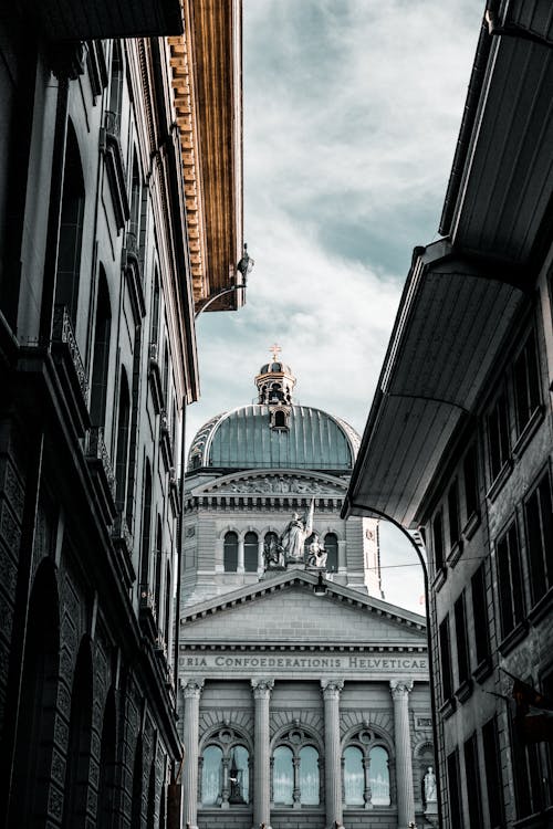 Foto Ad Angolo Basso Di Edifici In Cemento