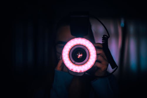 Person, Die Kamera Mit Roten Lichtern Auf Linse Hält