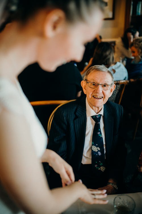 Foto profissional grátis de gravata floral, homem, homem feliz