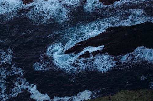 Water Waves Hitting Rocks