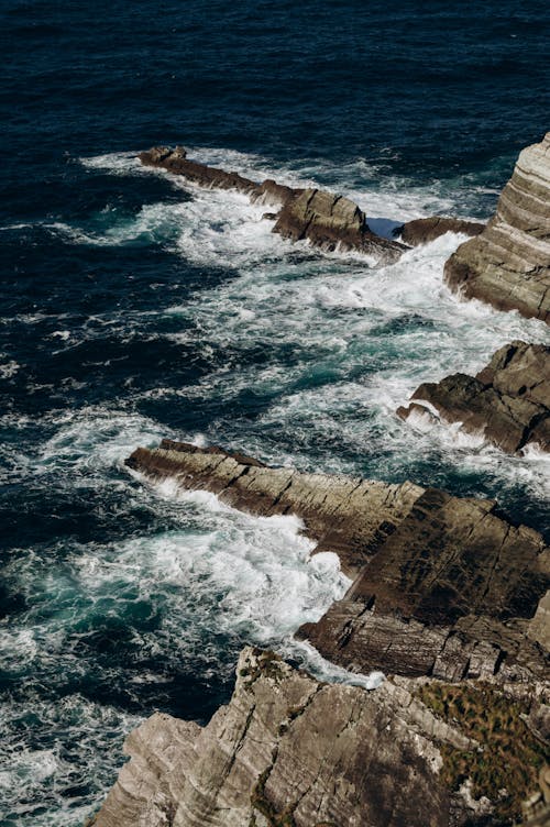 Foto profissional grátis de abismo, costa, formação rochosa