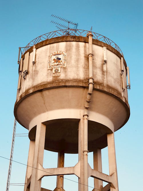 Reservoir Air Putih Dan Coklat Di Bawah Langit Biru Dan Hijau Jernih