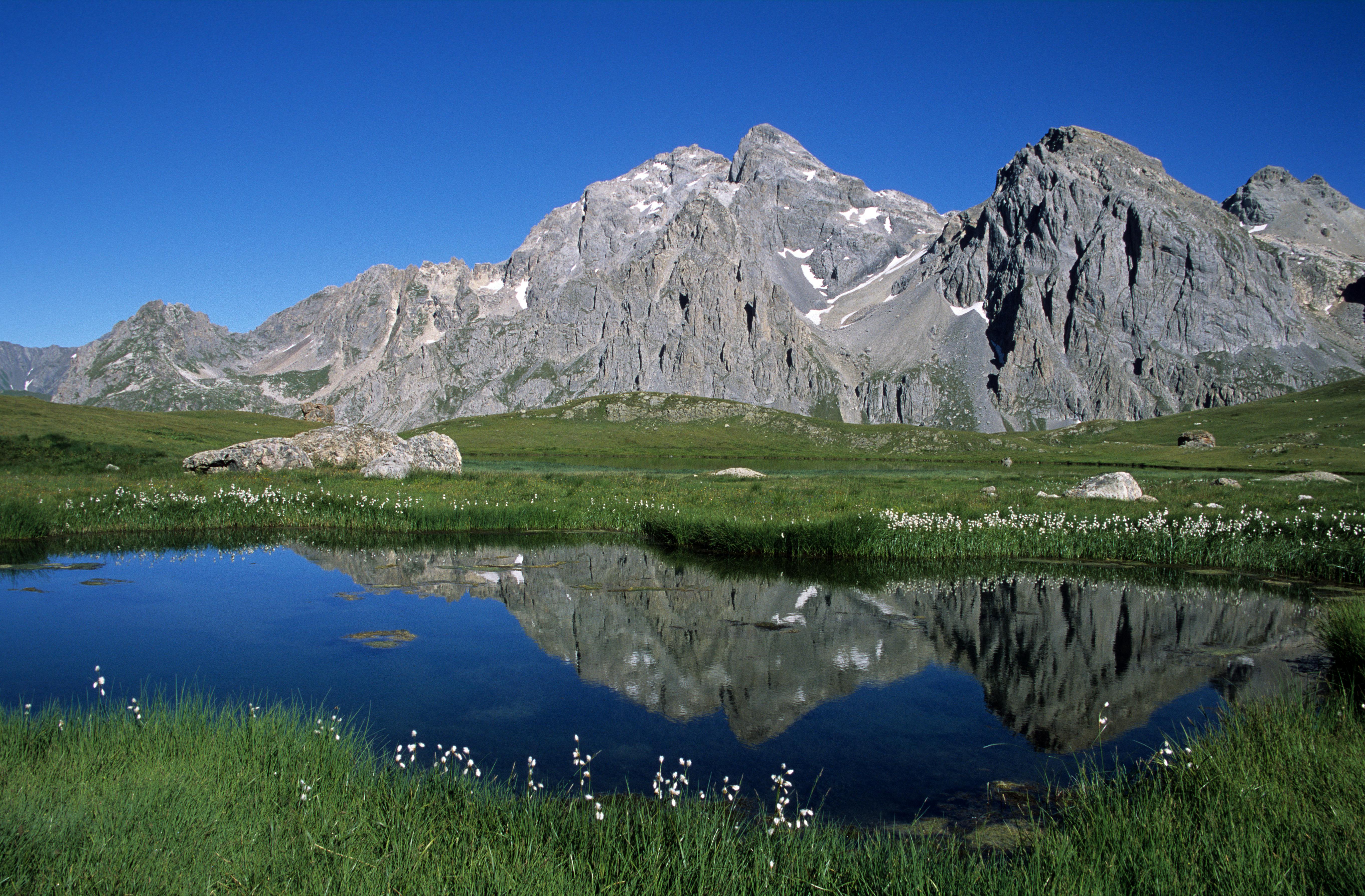 Voyage à vélo - Le tour de la Riviera des Alpes : entre Rhône, canal et lacs