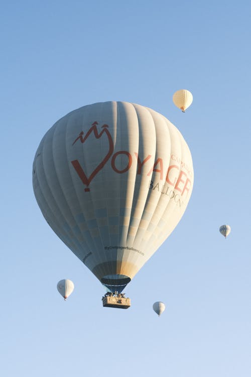 Бесплатное стоковое фото с вертикальный выстрел, голубое небо, горячие воздушные шары
