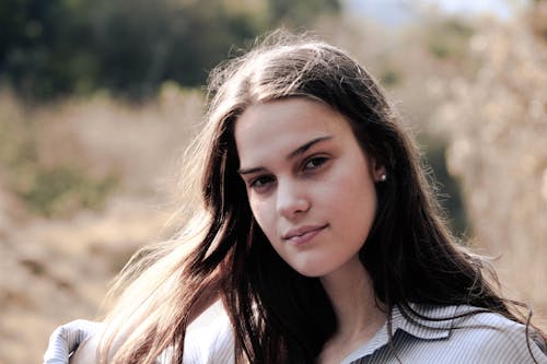 Mujer En Camisa Blanca Y Gris Con Cuello A Rayas Posando Para La Foto