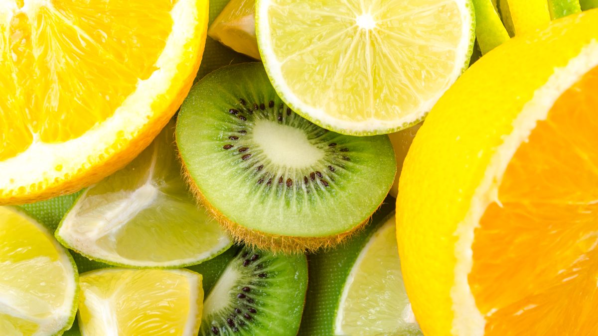 Dilimlenmiş turunçgiller ve kivi — kolajen üretimini destekleyen C vitamini kaynakları