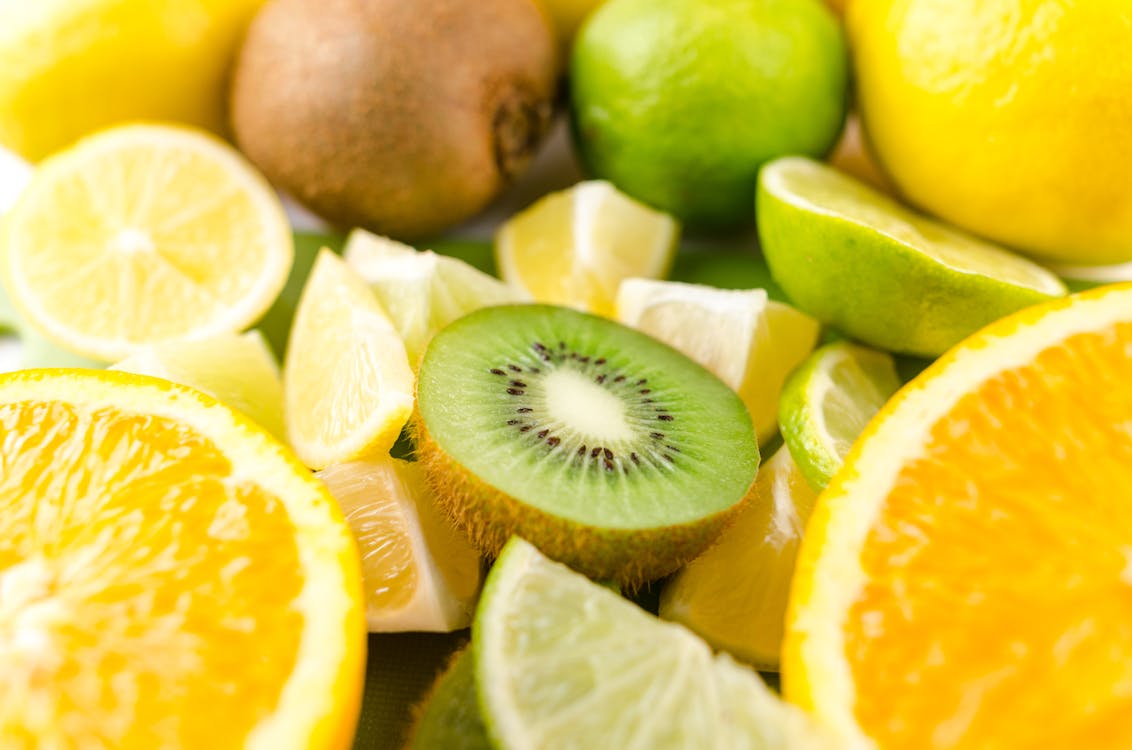 Kostenlos Foto Von Scheiben Von Kiwi, Limette Und Orangenfrüchten Stock-Foto