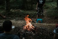 一群朋友在森林的篝火旁相聚，享受户外休闲时光