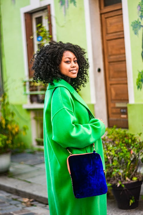 Immagine gratuita di borsetta blu, cappotto verde, donna