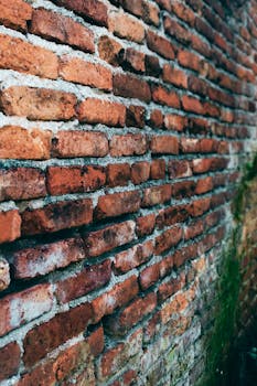 Detailed shot of an aged red brick wall with visible texture in Mérida, Venezuela.