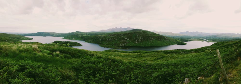 郁郁葱葱的绿色山谷、宁静的湖泊和远处的山脉，构成了一幅令人惊叹的全景