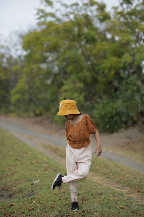 アジア人の女の子, セレクティブフォーカス, バケツハットの無料の写真素材