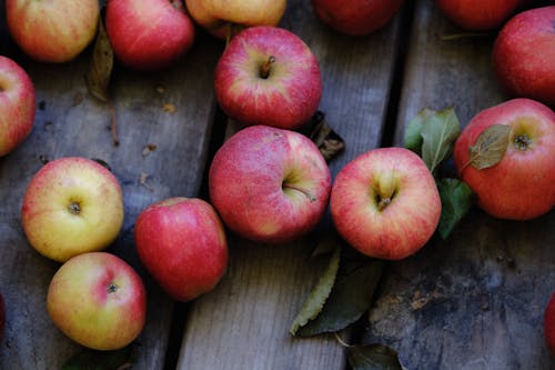 Kostenloses Stock Foto zu äpfel, blätter, frisch