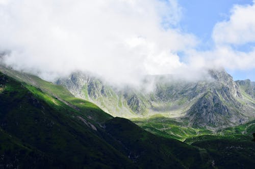 Montaña Verde Bajo El Cielo Azul Nublado