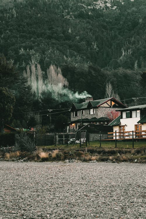 Photos gratuites de cabines, campagne, forêt de montagne