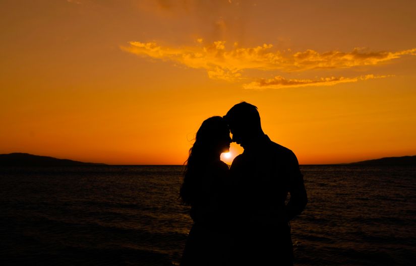 Online dating: starting a conversation on a niche platform