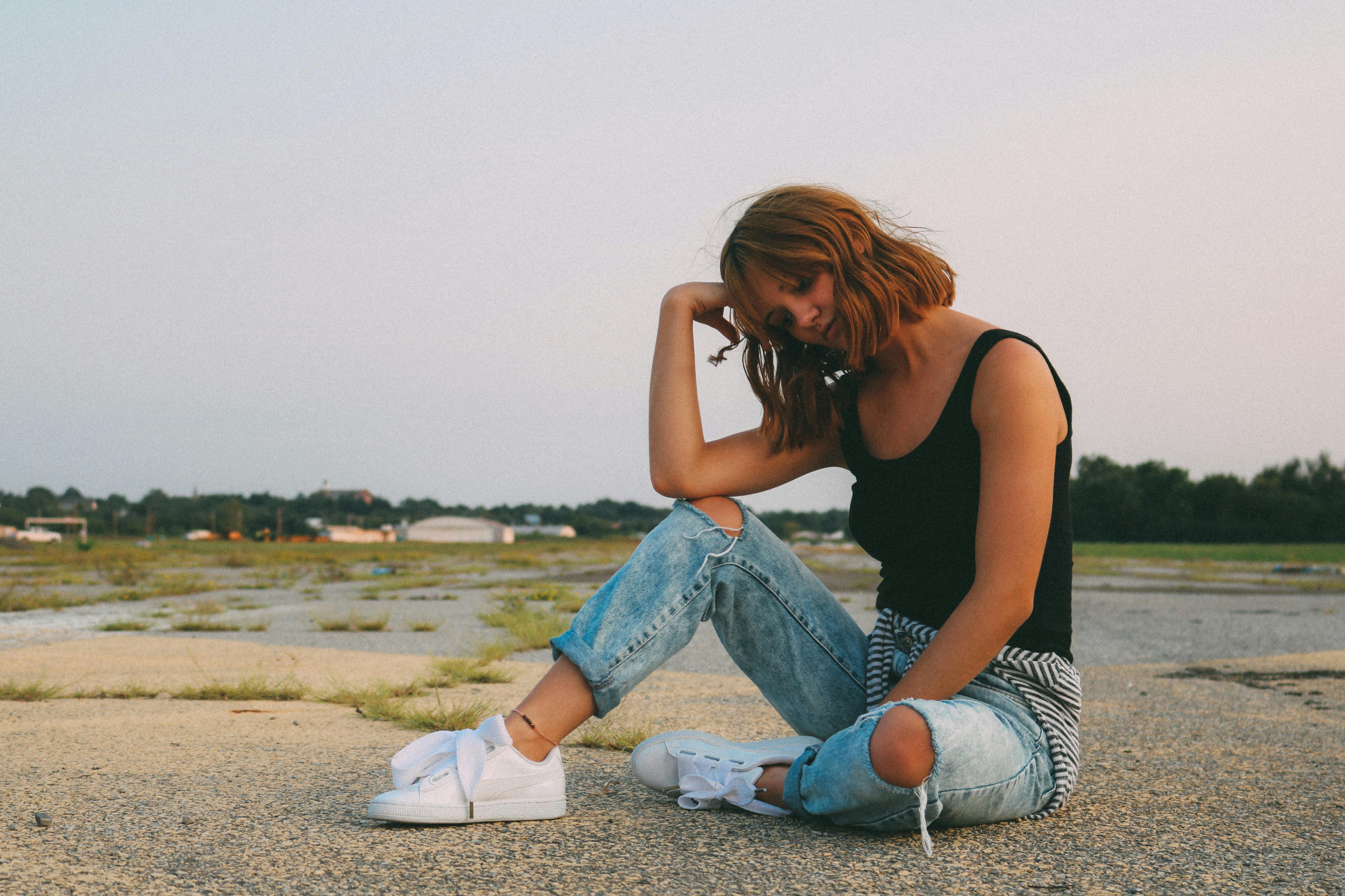 Crop top and jeans hi-res stock photography and images - Alamy