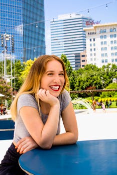 一位女士在阳光明媚的城市公园里微笑着放松身心