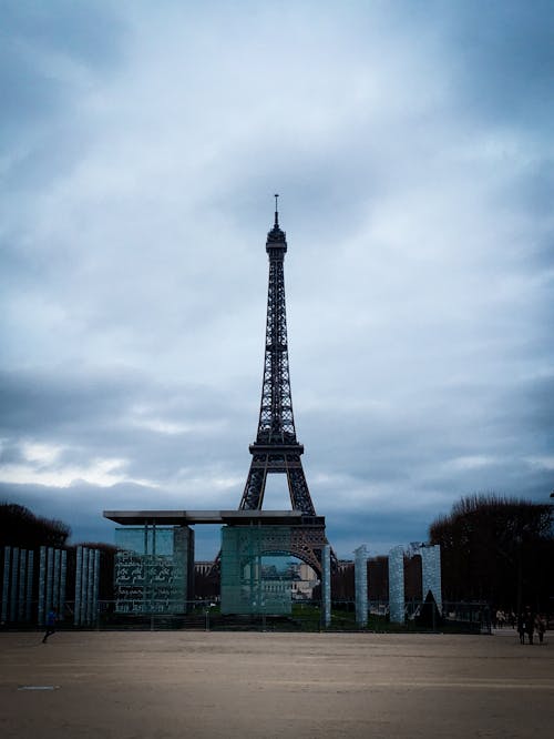 Fotobanka s bezplatnými fotkami na tému architektúra, biele-oblaky, Eiffelova veža