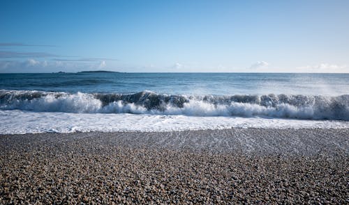 Бесплатное стоковое фото с берег, волны, камни