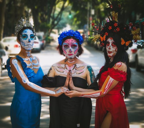 ayakta, catrina, Çiçekler içeren Ücretsiz stok fotoğraf