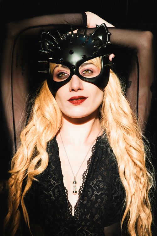 Free Enchanting portrait of a woman in a spiked cat mask, blending gothic and fantasy vibes with Halloween allure. Stock Photo