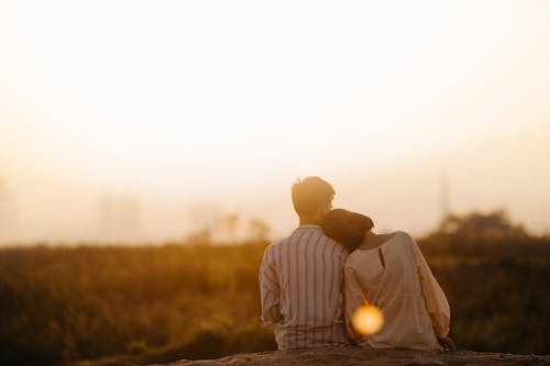 芝生の近くの男と女