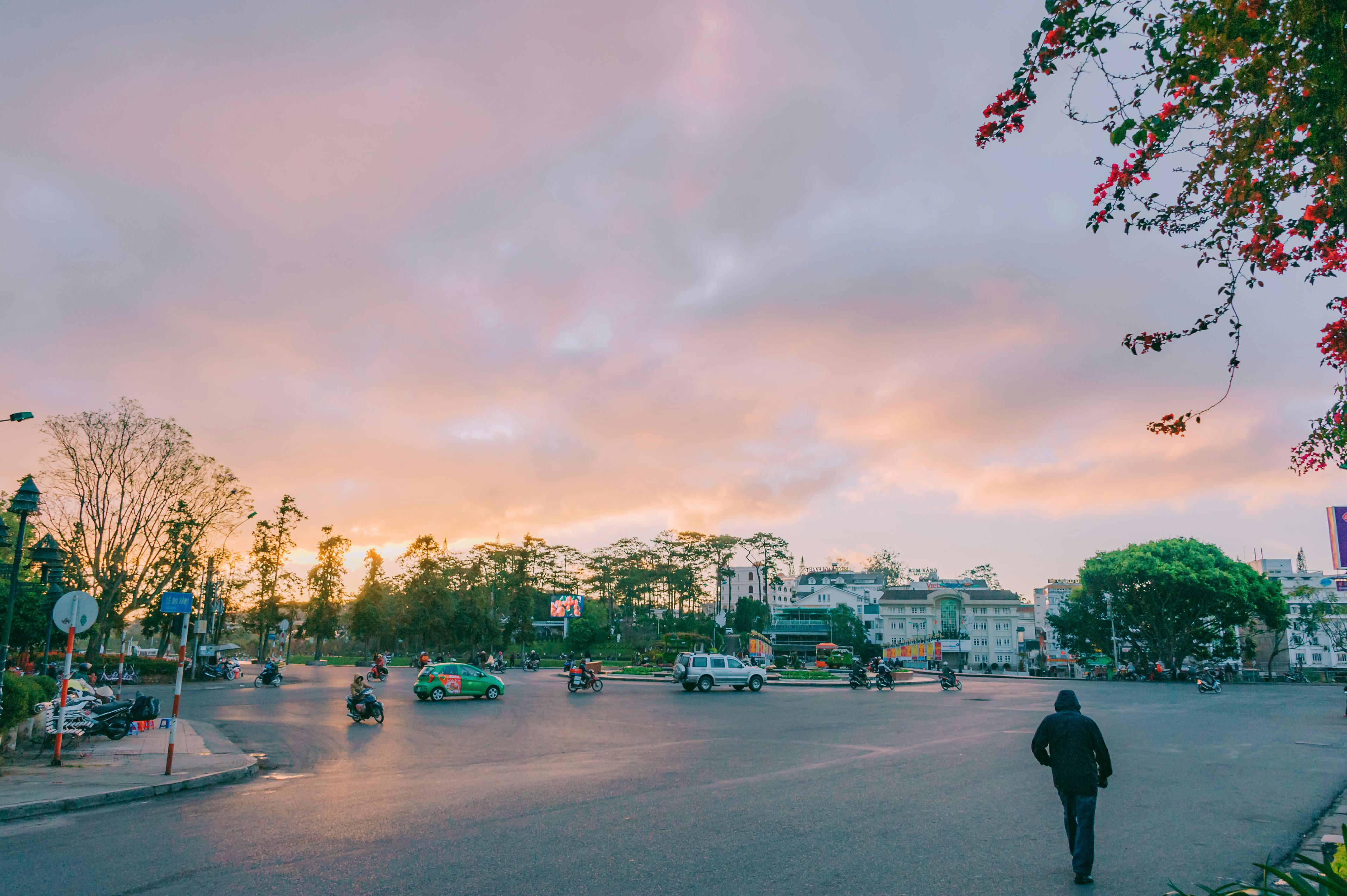 日落时分，车辆与行人交织，展现出充满活力的城市氛围