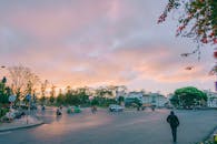 日落时分，车辆与行人交织，展现出充满活力的城市氛围