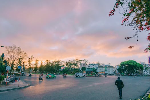 日落时分，车辆与行人交织，展现出充满活力的城市氛围