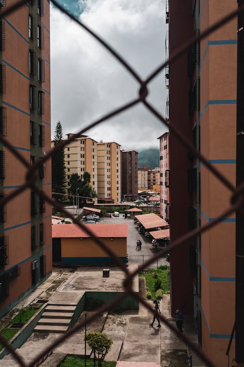 Δωρεάν στοκ φωτογραφιών με αλυσίδα φράχτη, αστικός, δρόμος