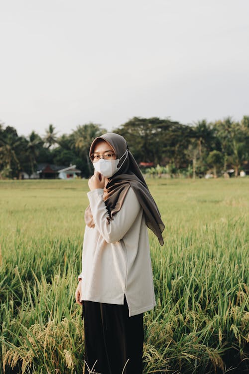 Foto profissional grátis de área, campo de grama, hijab