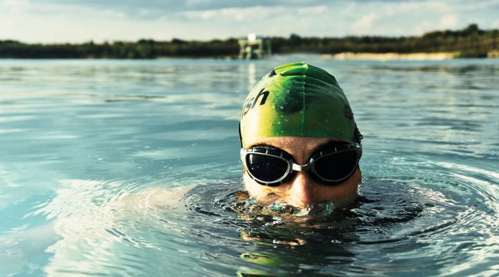 Nager en eau libre en été 2026 : comment se lancer et progresser