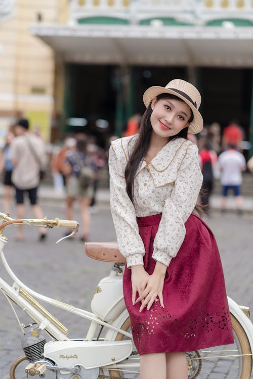 Kostnadsfri bild av asiatisk kvinna, blus, city street
