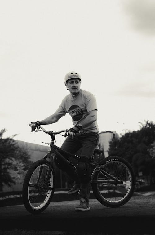 Foto profissional grátis de bicicleta, capacete, escala de cinza