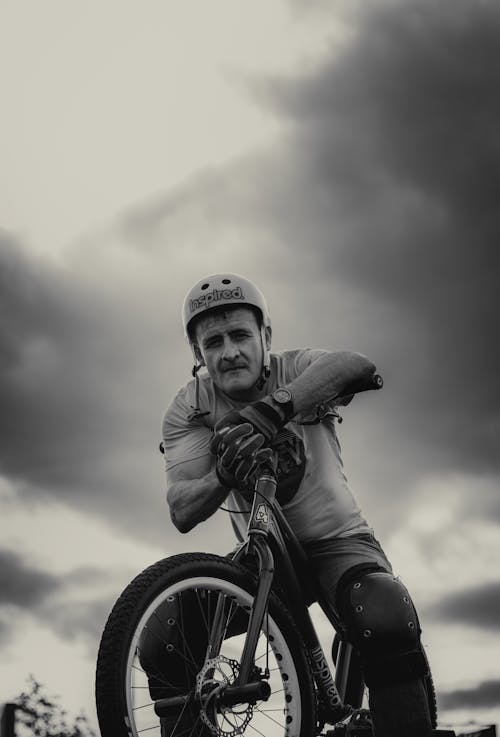 Imagine de stoc gratuită din alb-negru, biciclist, cască