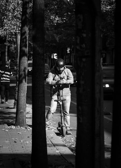 Fotobanka s bezplatnými fotkami na tému čiernobiely, elektrický skúter, jazdenie