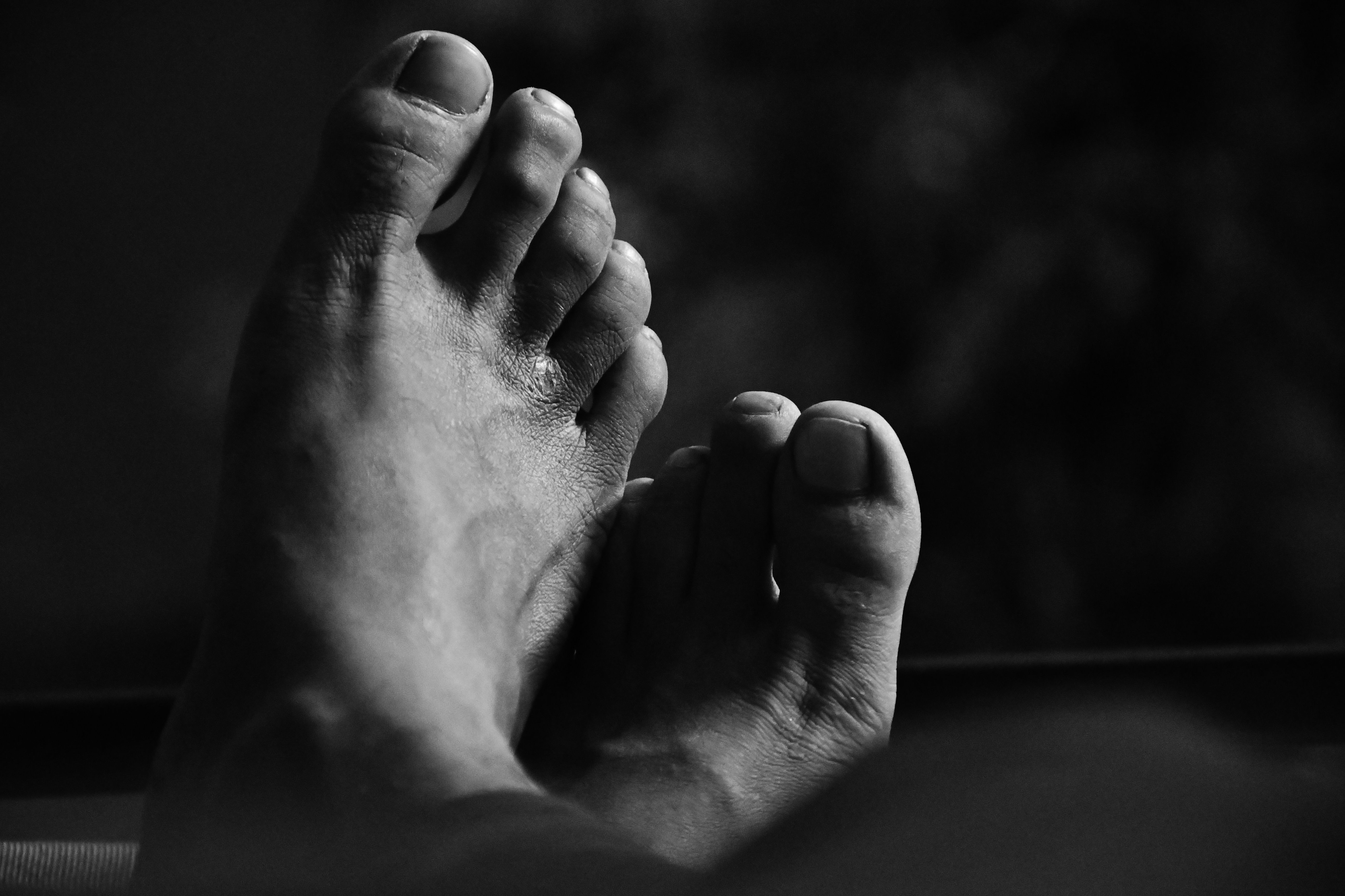 Illustration, qui coupe les ongles des pieds