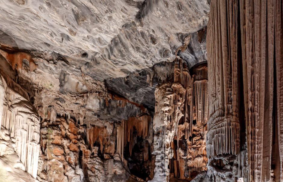 Chongqing Jiefangbei CBD — Hongya Cave (洪崖洞)