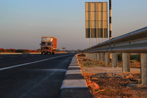 Kostenloses Stock Foto zu fahrt, fahrzeug, laster