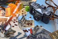 这套怀旧的公寓里，配有老式相机、眼镜、钥匙和旧照片