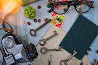 这间创意公寓的特色是相机、旧钥匙和彩色邮票等古董物品