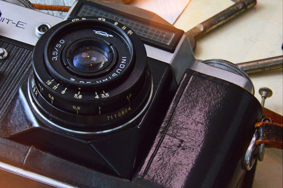 30 tematów filmów YouTube – realistyczne zdjęcie planowania wielu tematów do filmów YouTube