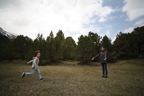 免费 女人和男孩站在牧场上 素材图片