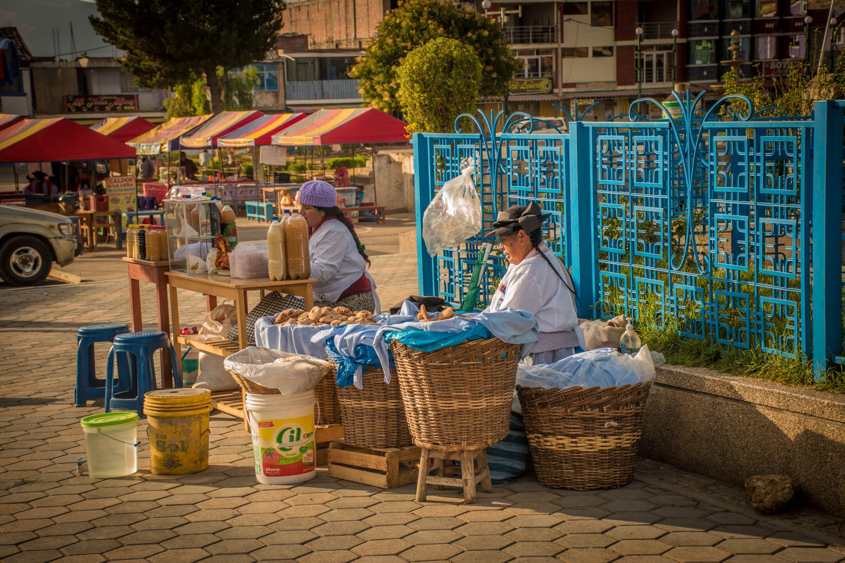 Vendedores en un mercado callejero de Perú