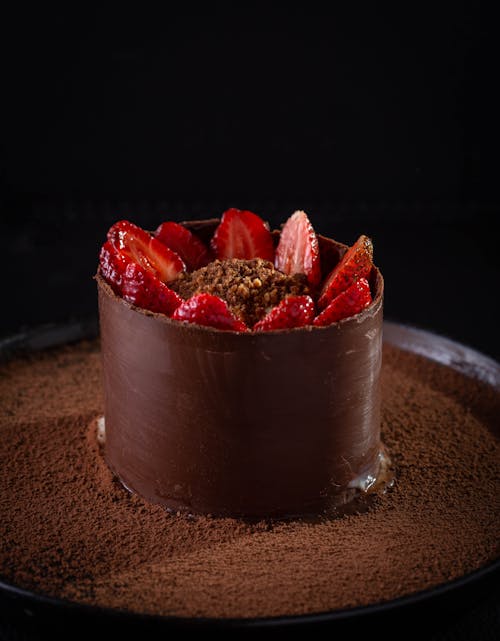 Gratis stockfoto met aardbeien, chocoladecake, garnering